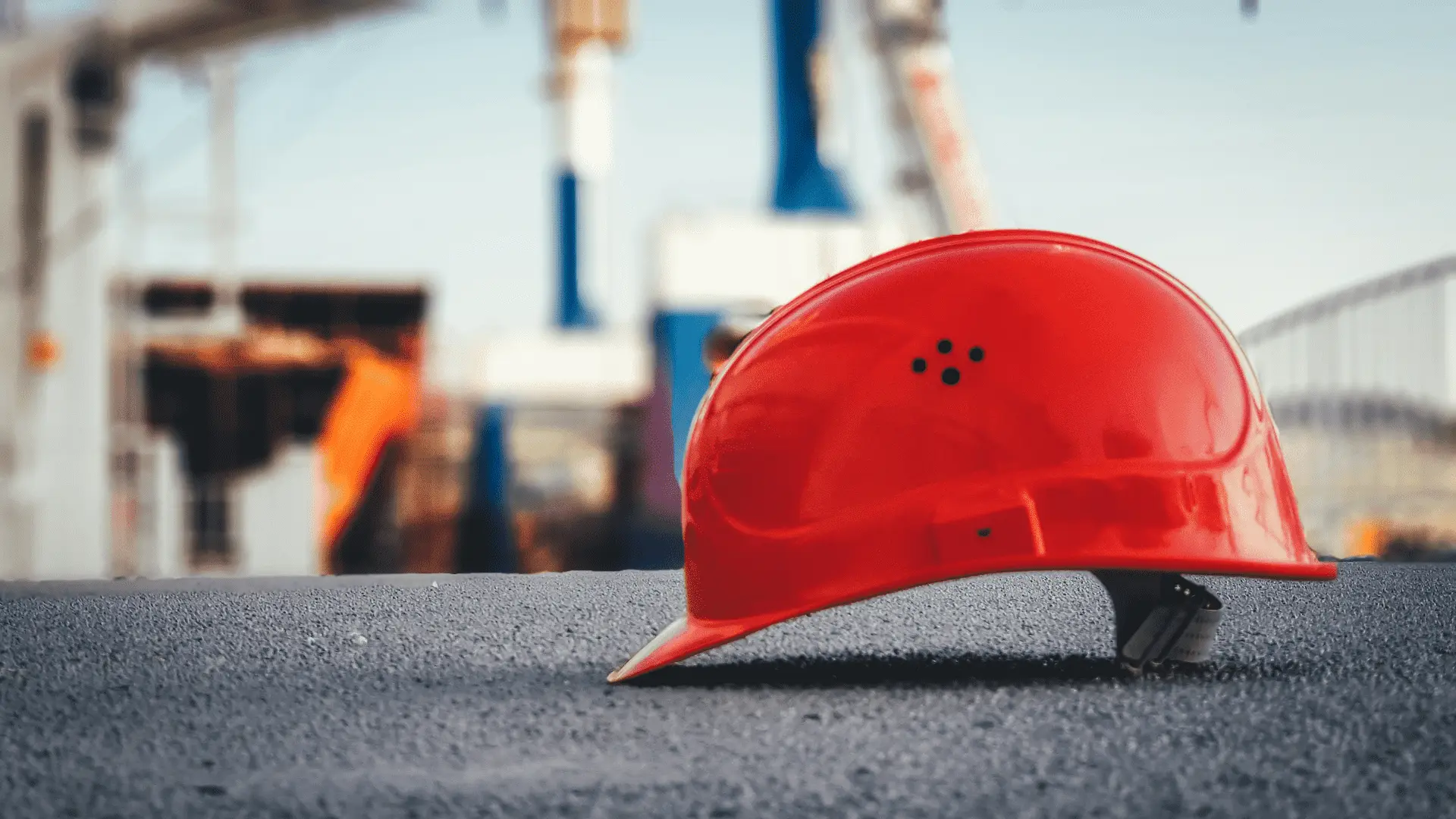 Casque de sécurité posé au sol sur un chantier