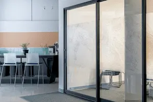 Une fenêtre en aluminium noir et aux larges vitres