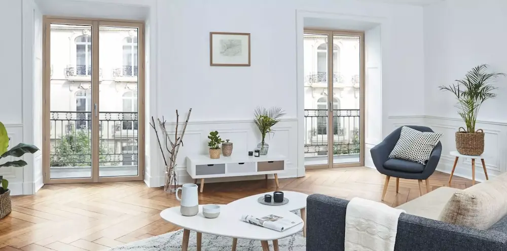 Un salon lumineux avec deux porte-fenêtres
