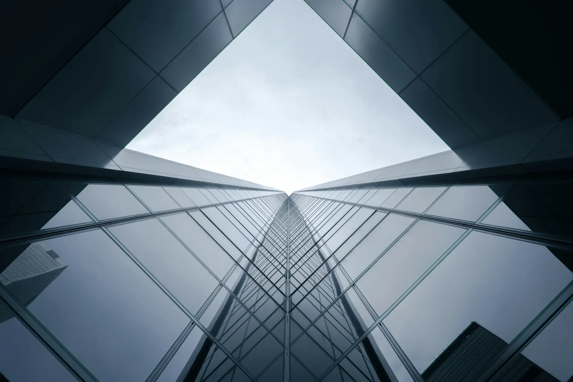 Un immeuble avec de nombreuses vitres photographié avec un angle artistique en contre-plongée